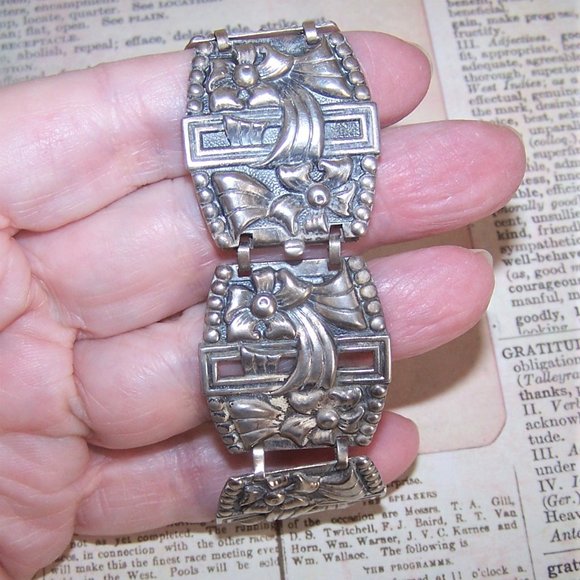 Mid Century Sterling Silver Link Bracelet - Ribbons Tied Up in Bows - Picture 4 of 7